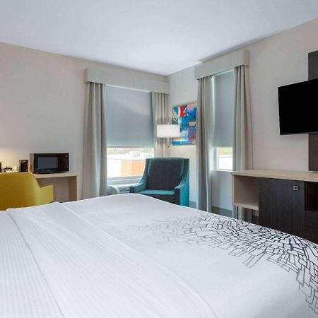 La Quinta Inn & Suites By Wyndham Shorewood Exteriér fotografie