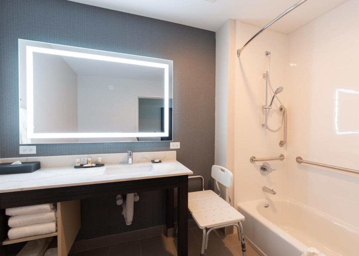 La Quinta Inn & Suites By Wyndham Shorewood Exteriér fotografie