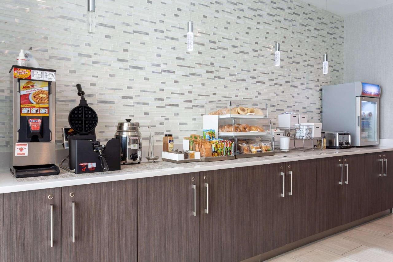 La Quinta Inn & Suites By Wyndham Shorewood Exteriér fotografie
