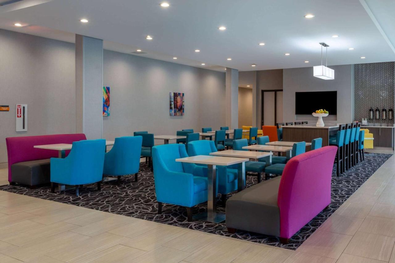 La Quinta Inn & Suites By Wyndham Shorewood Exteriér fotografie