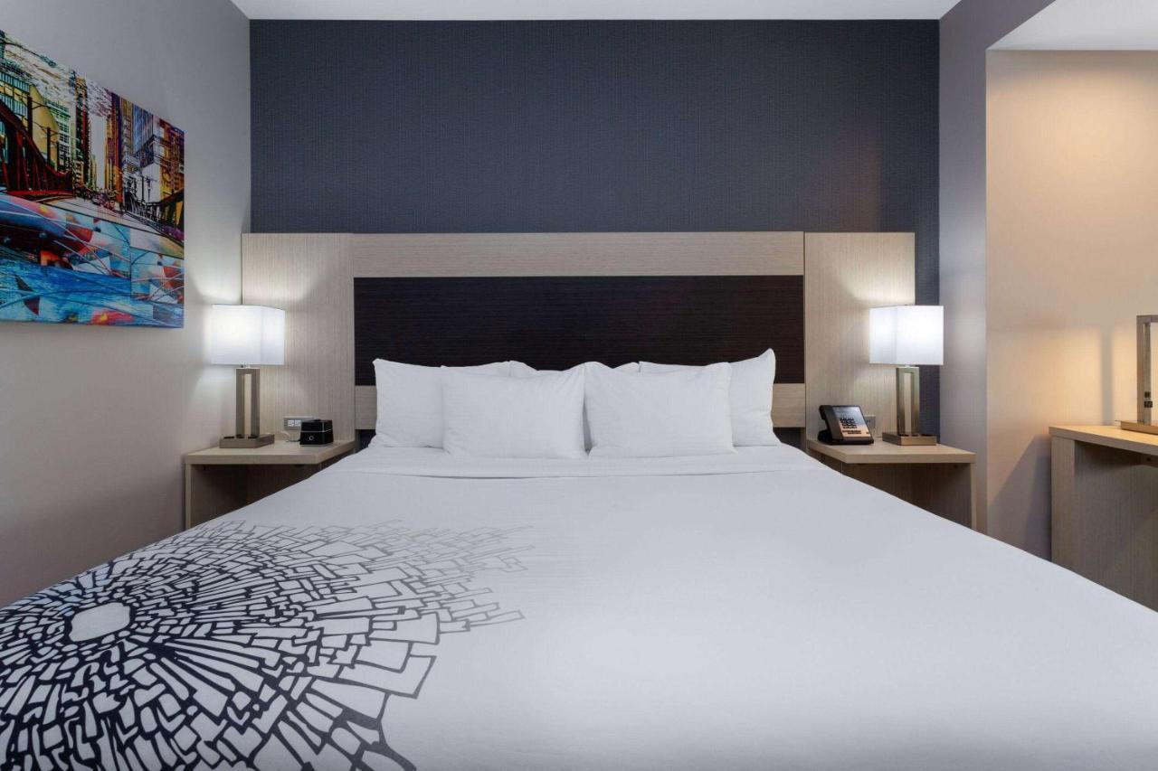 La Quinta Inn & Suites By Wyndham Shorewood Exteriér fotografie