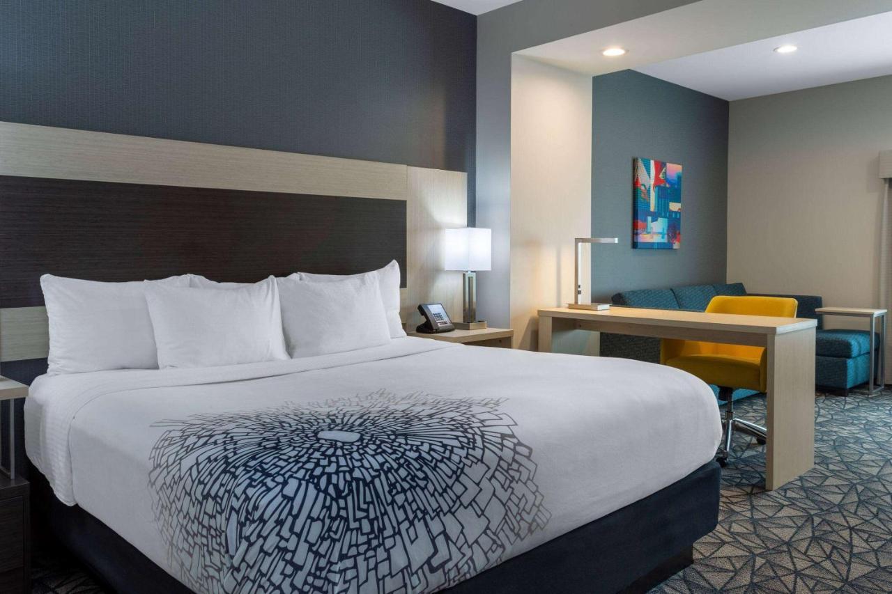 La Quinta Inn & Suites By Wyndham Shorewood Exteriér fotografie