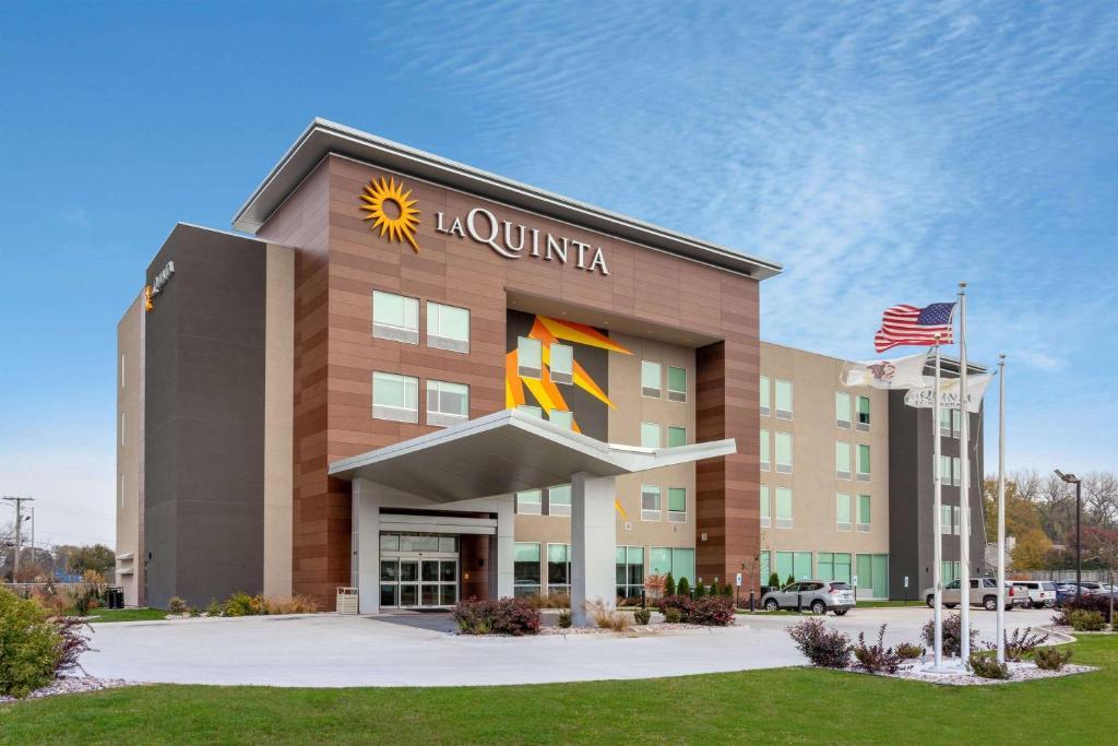 La Quinta Inn & Suites By Wyndham Shorewood Exteriér fotografie