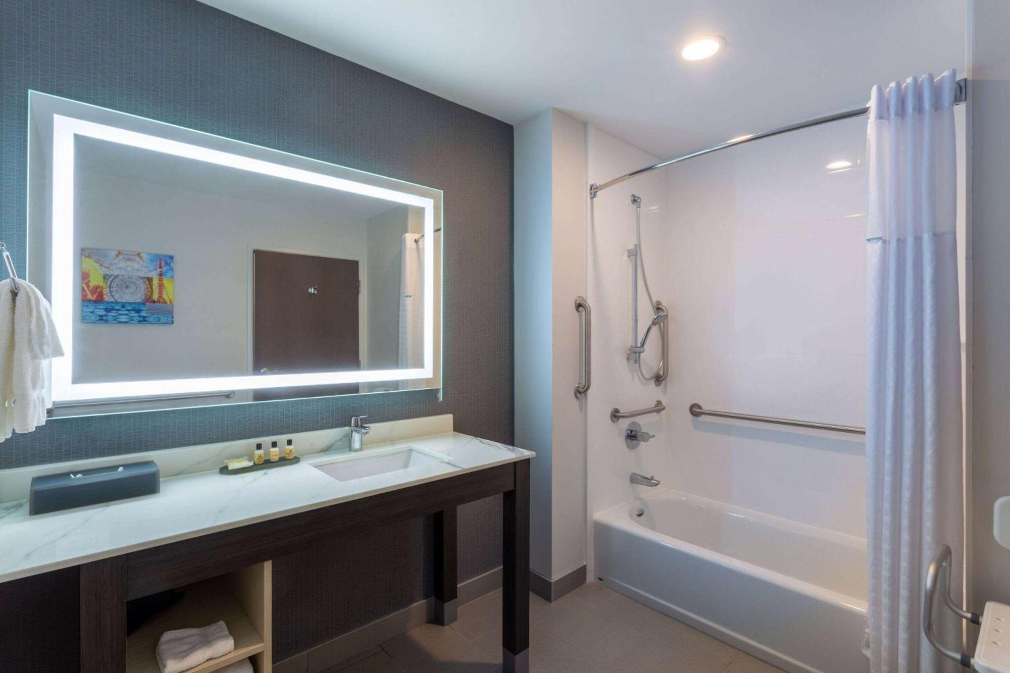 La Quinta Inn & Suites By Wyndham Shorewood Exteriér fotografie