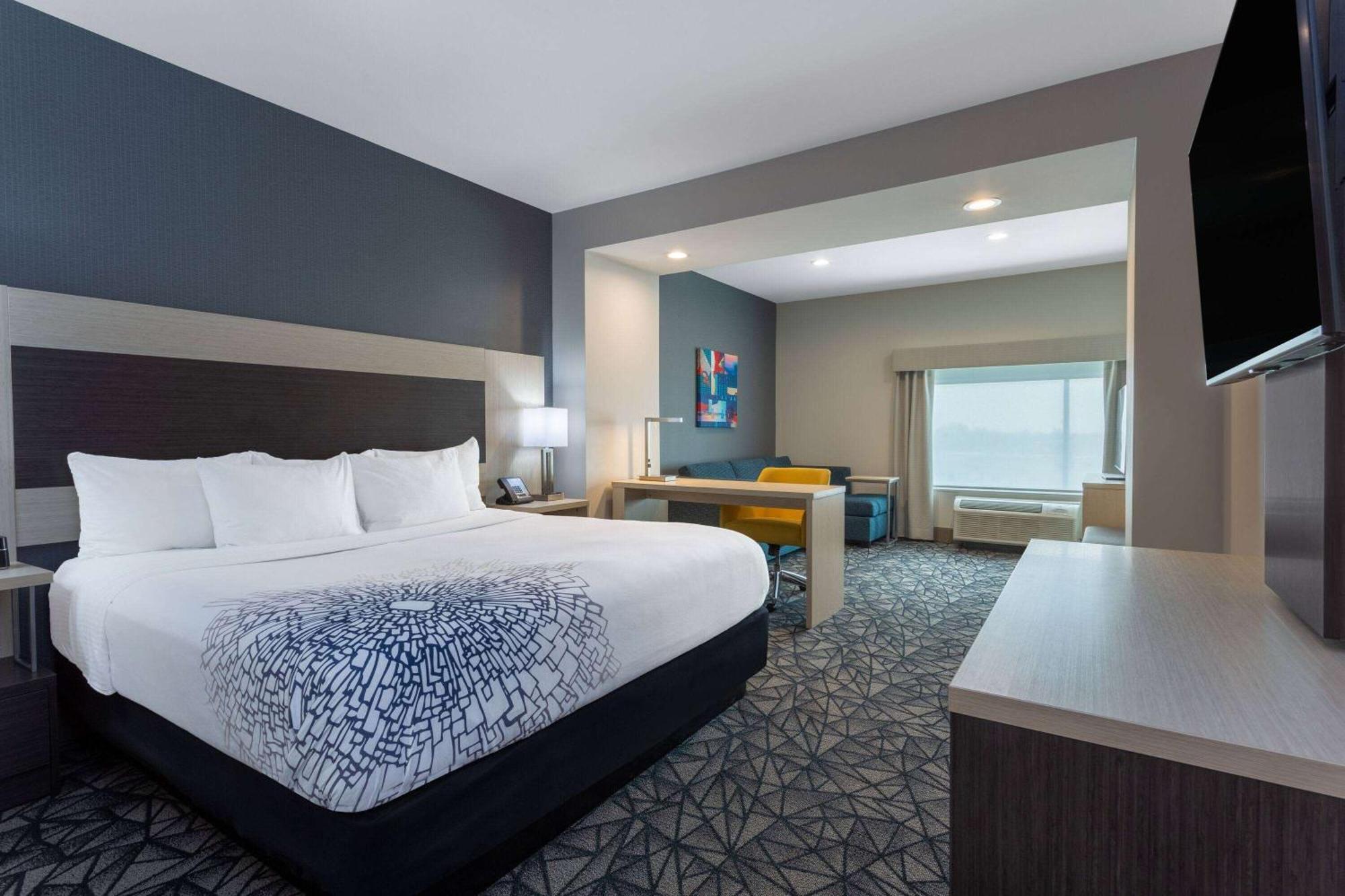 La Quinta Inn & Suites By Wyndham Shorewood Exteriér fotografie