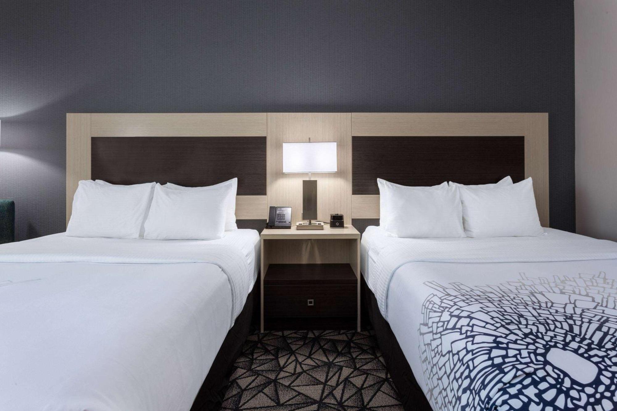 La Quinta Inn & Suites By Wyndham Shorewood Exteriér fotografie