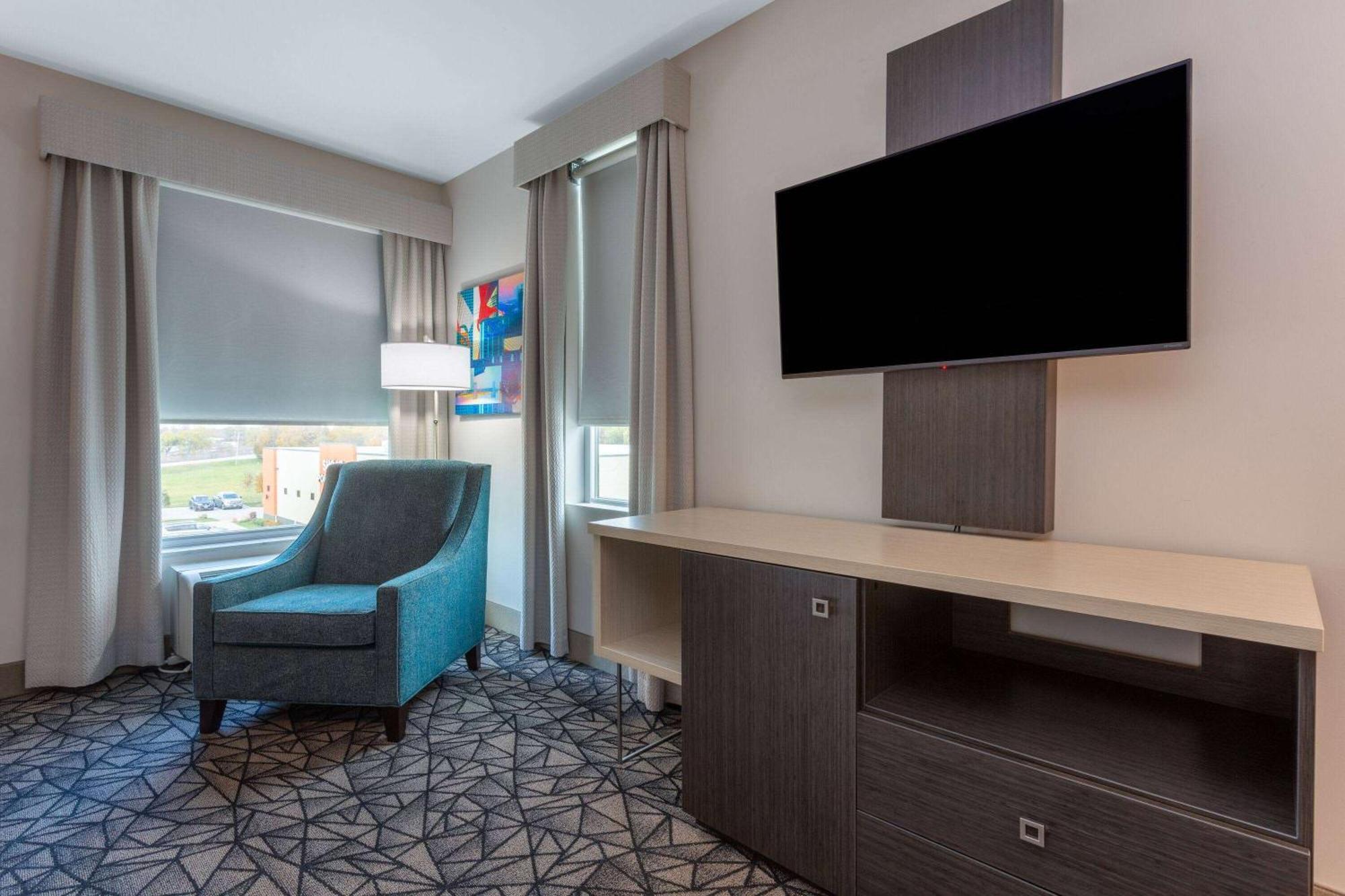 La Quinta Inn & Suites By Wyndham Shorewood Exteriér fotografie