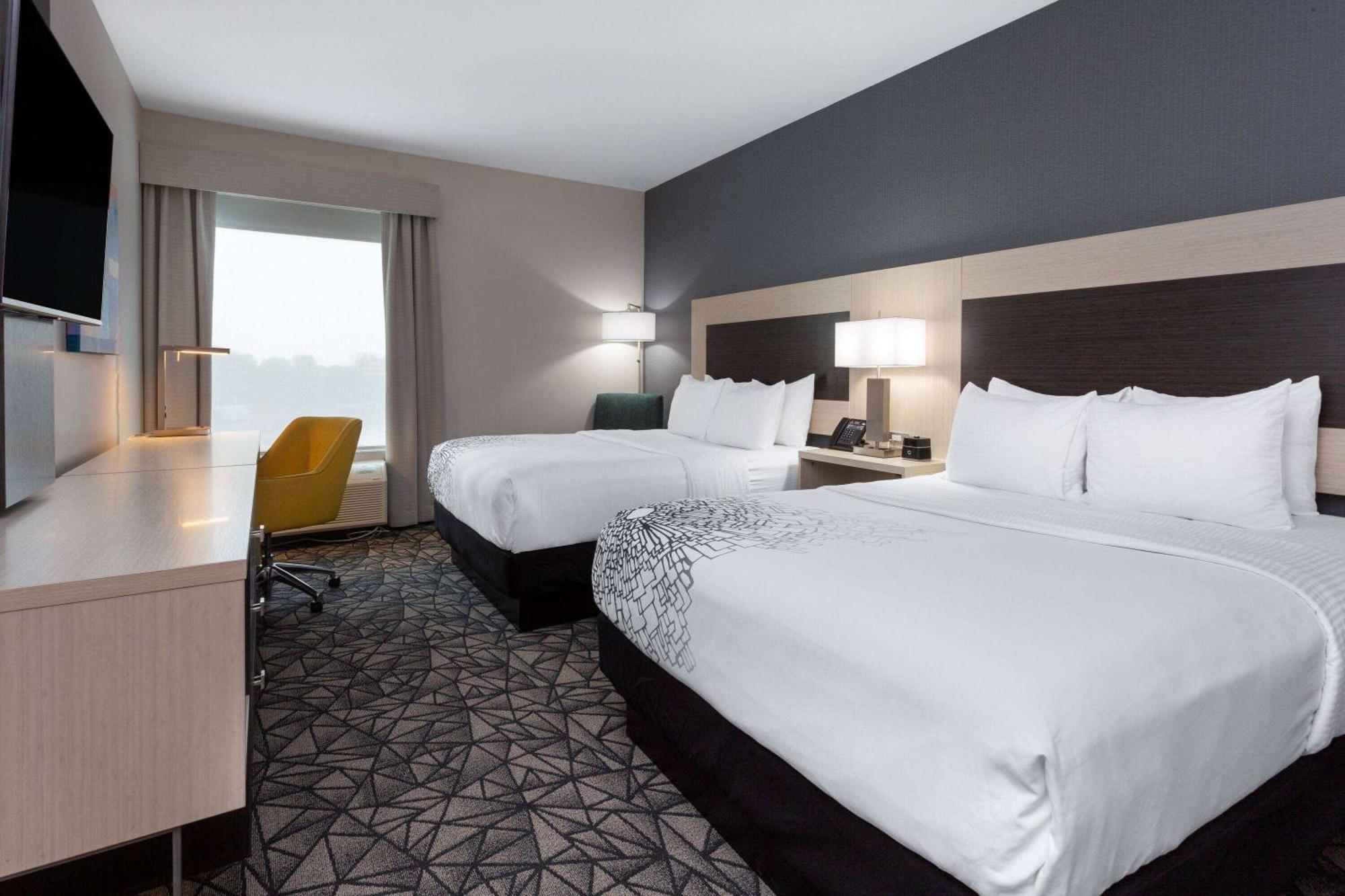 La Quinta Inn & Suites By Wyndham Shorewood Exteriér fotografie