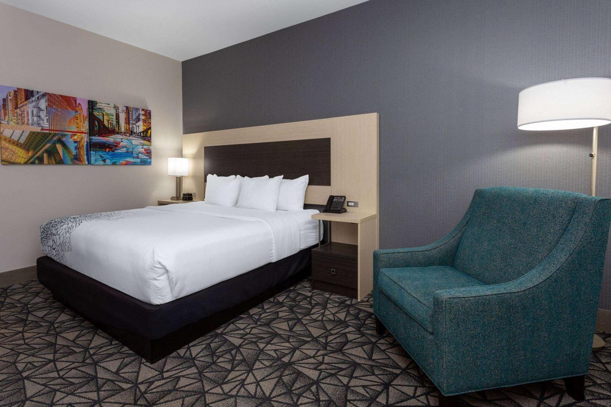 La Quinta Inn & Suites By Wyndham Shorewood Exteriér fotografie
