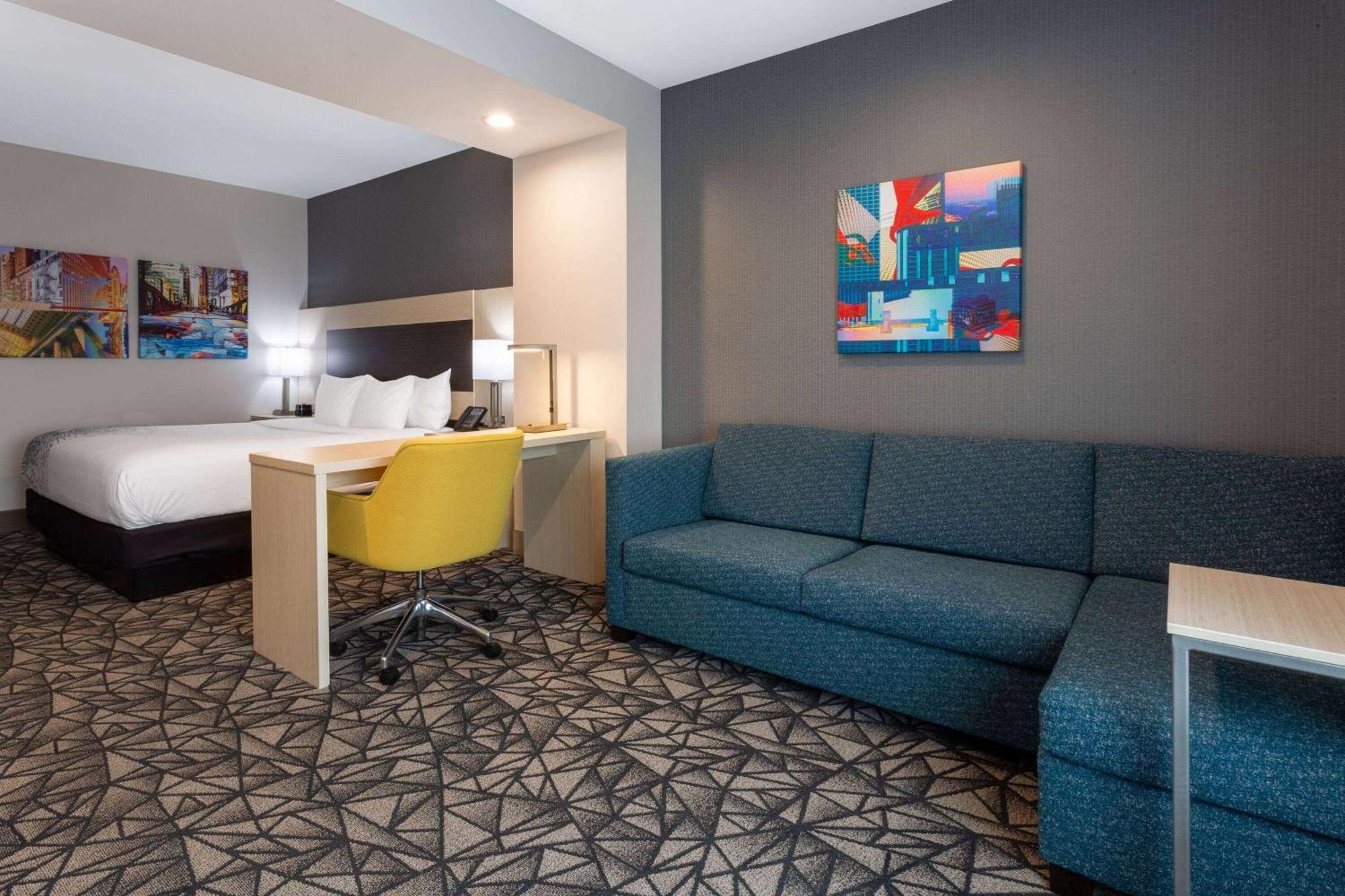 La Quinta Inn & Suites By Wyndham Shorewood Exteriér fotografie